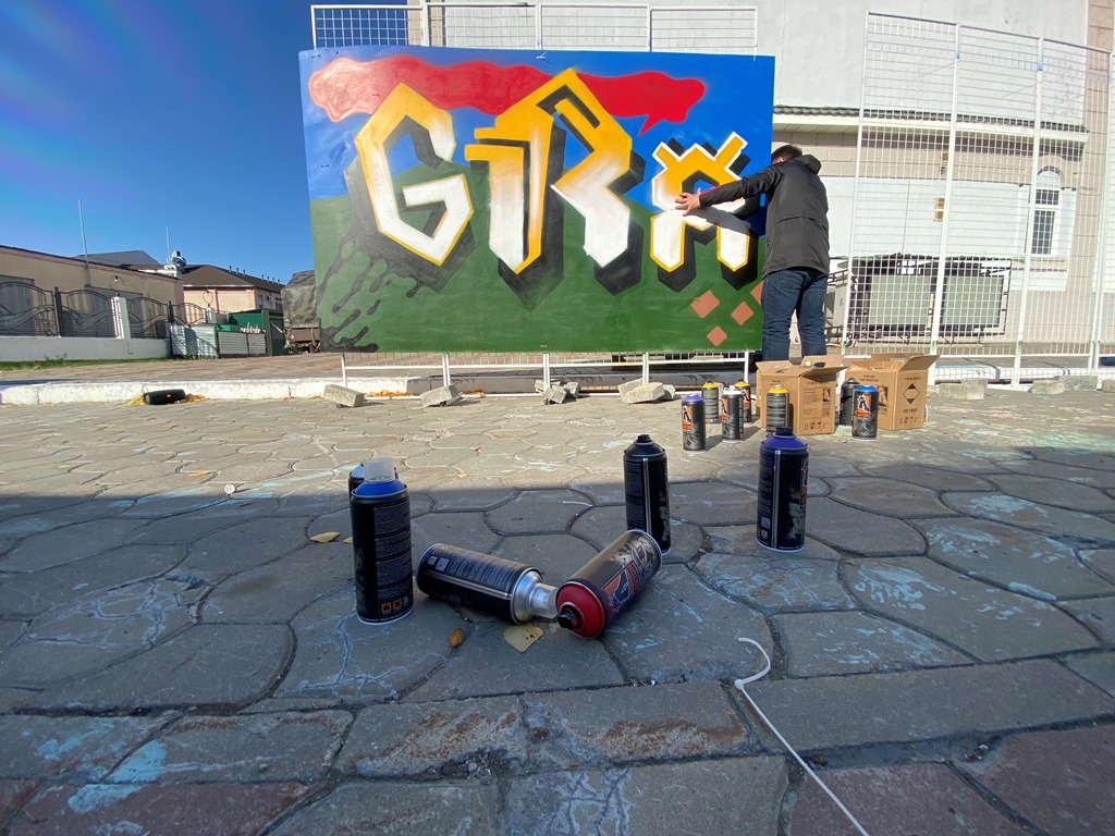 Мастера уличной живописи украсили городское пространство граффити