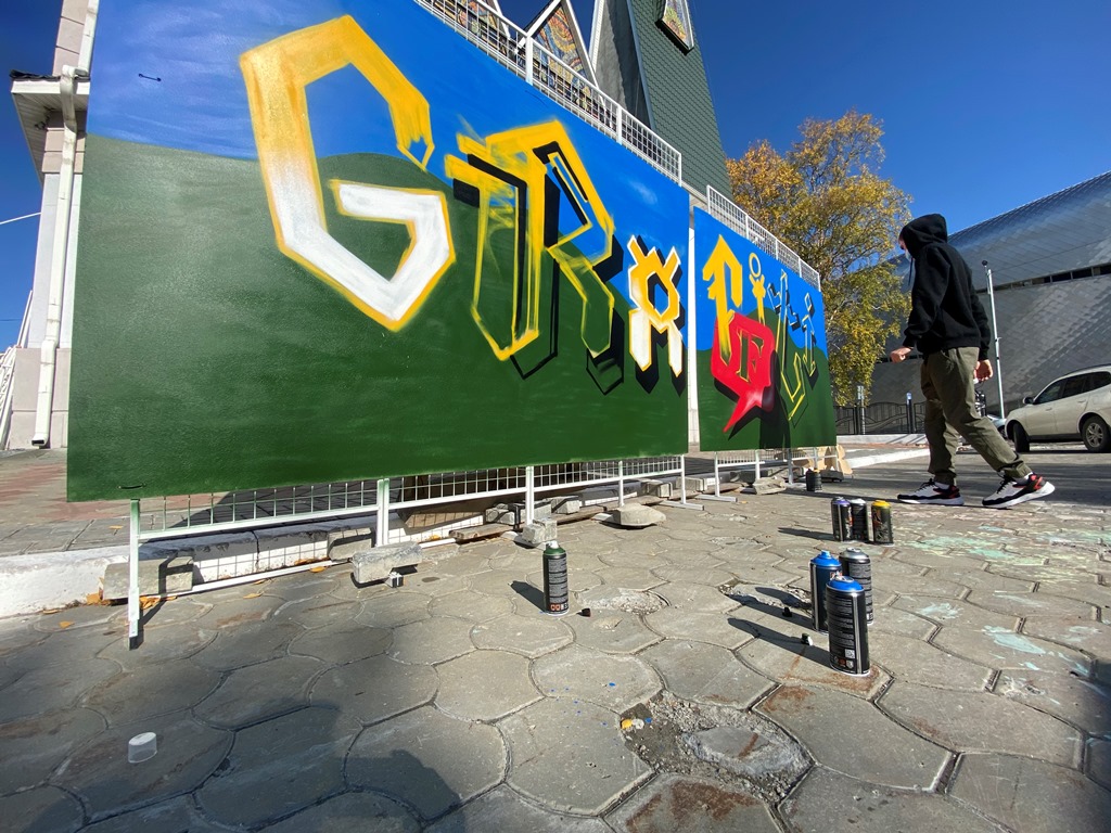 Мастера уличной живописи украсили городское пространство граффити